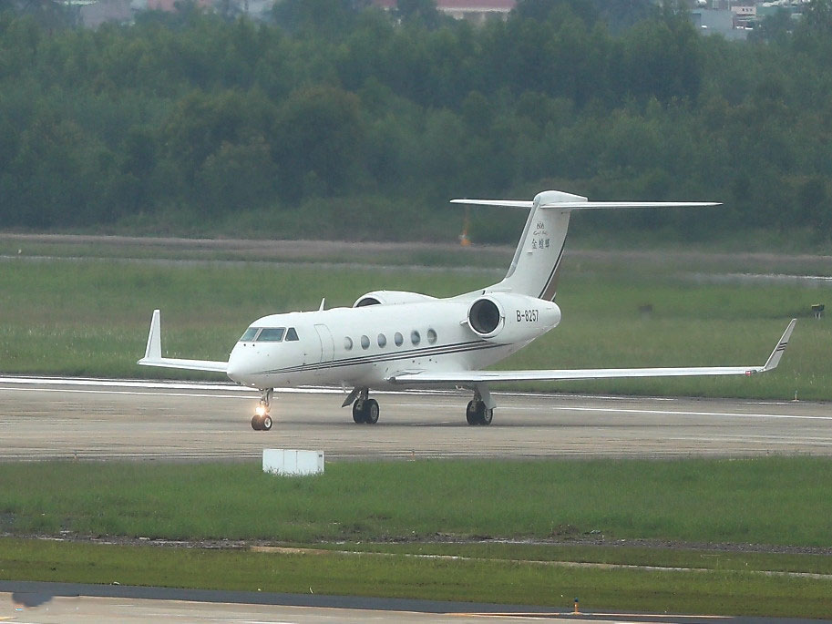 Máy bay quân sự Hàn Quốc đưa siêu xe đến Đà Nẵng