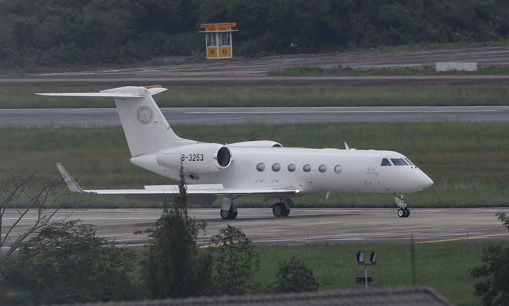 Máy bay quân sự Hàn Quốc đưa siêu xe đến Đà Nẵng