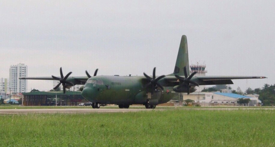 Máy bay quân sự Hàn Quốc đưa siêu xe đến Đà Nẵng