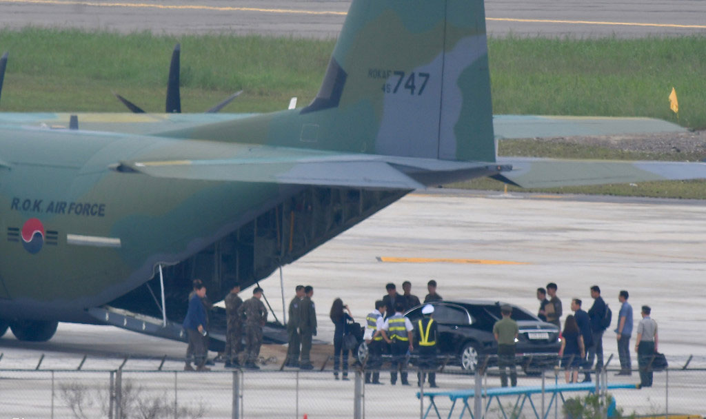 Máy bay quân sự Hàn Quốc đưa siêu xe đến Đà Nẵng