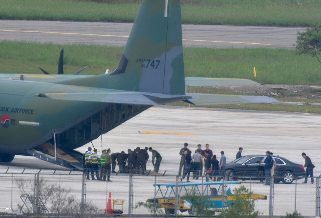 Máy bay quân sự Hàn Quốc đưa siêu xe đến Đà Nẵng