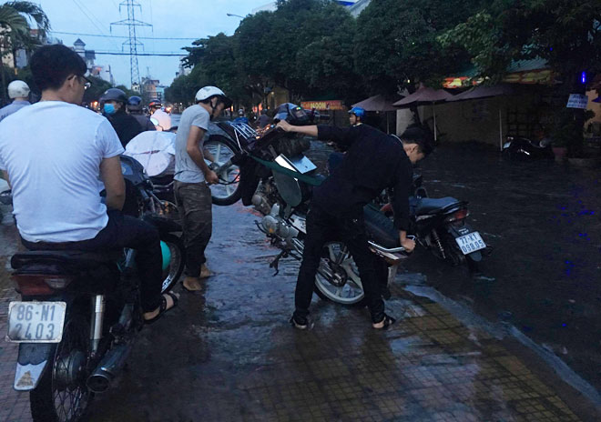 Mưa chớp mắt, phố Sài Gòn ngập như lụt miền Trung