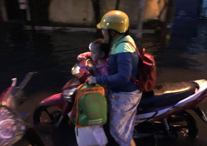 Mưa chớp mắt, phố Sài Gòn ngập như lụt miền Trung