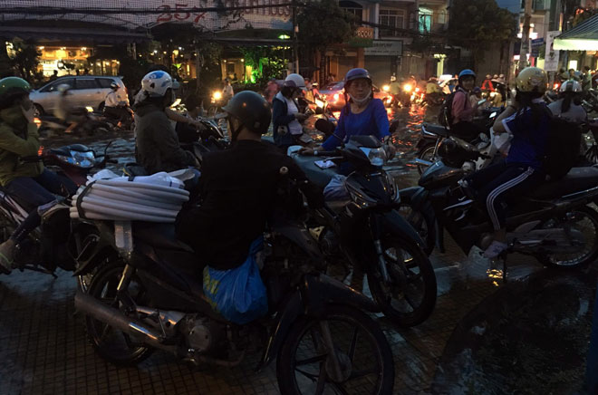 Mưa chớp mắt, phố Sài Gòn ngập như lụt miền Trung