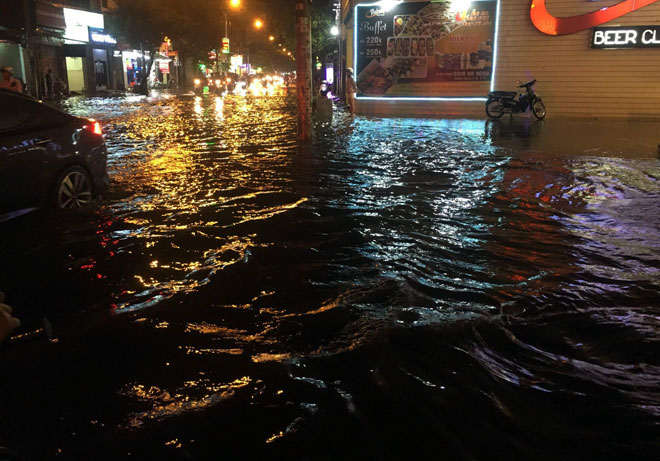 Mưa chớp mắt, phố Sài Gòn ngập như lụt miền Trung