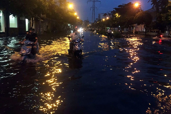 Mưa chớp mắt, phố Sài Gòn ngập như lụt miền Trung