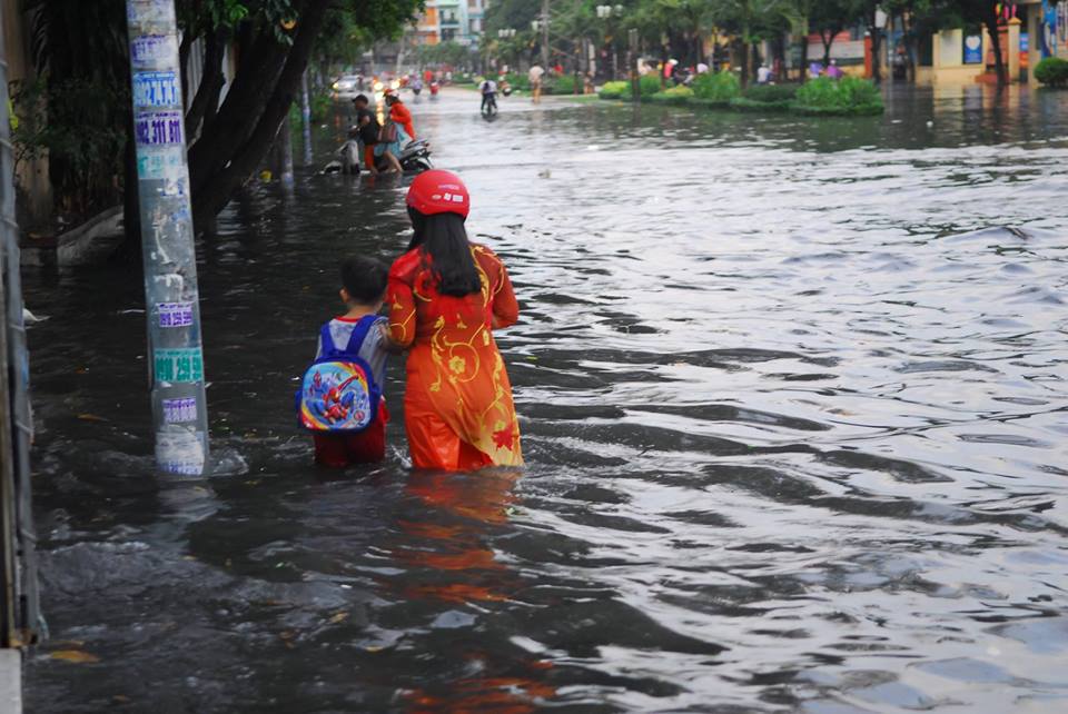 Mưa chớp mắt, phố Sài Gòn ngập như lụt miền Trung