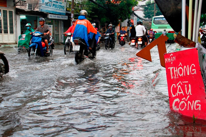 Mưa chớp mắt, phố Sài Gòn ngập như lụt miền Trung