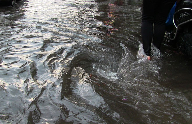 Mưa chớp mắt, phố Sài Gòn ngập như lụt miền Trung