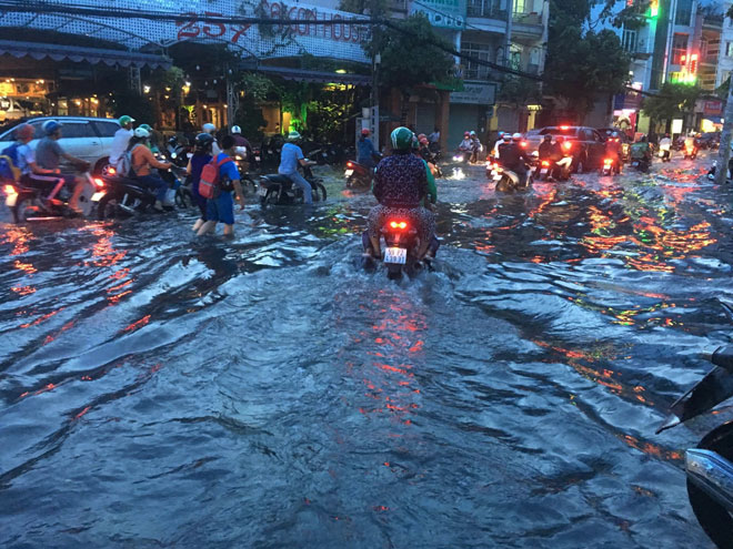 Mưa chớp mắt, phố Sài Gòn ngập như lụt miền Trung