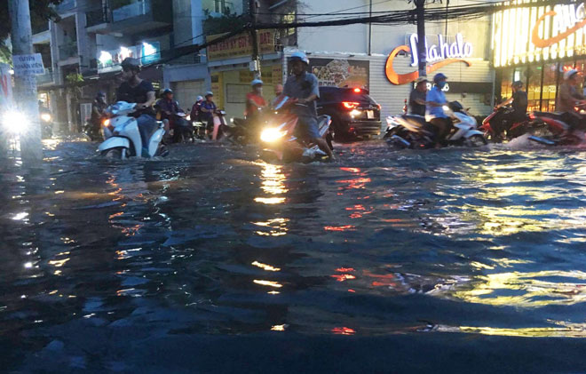 Mưa chớp mắt, phố Sài Gòn ngập như lụt miền Trung Mưa chớp mắt, phố Sài Gòn ngập như lụt miền Trung