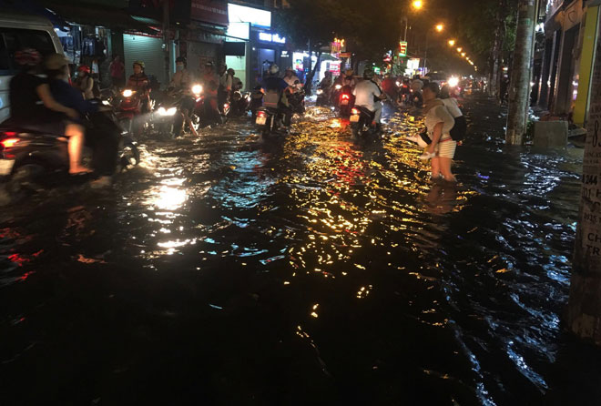 Mưa chớp mắt, phố Sài Gòn ngập như lụt miền Trung