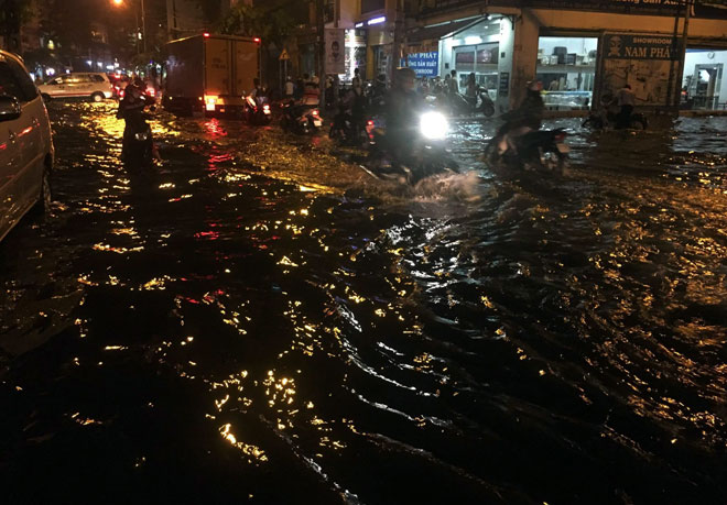 Mưa chớp mắt, phố Sài Gòn ngập như lụt miền Trung Mưa chớp mắt, phố Sài Gòn ngập như lụt miền Trung