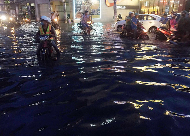 Mưa chớp mắt, phố Sài Gòn ngập như lụt miền Trung Mưa chớp mắt, phố Sài Gòn ngập như lụt miền Trung
