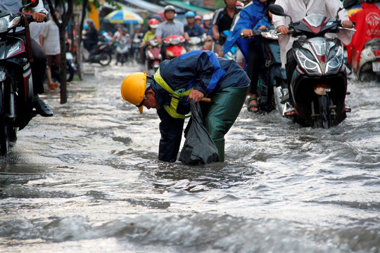 Người dân TP HCM bì bõm sau cơn mưa lớn Người dân TP HCM bì bõm sau cơn mưa lớn
