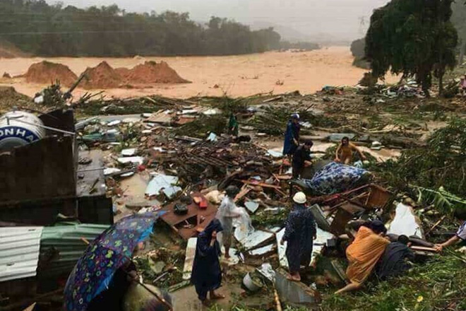 Đau lòng cảnh người chết đắp chiếu và khâm liệm tại trụ sở ủy ban vì nhà đã bị vùi lấp