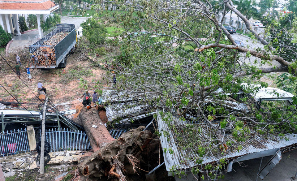 3 ngày sau bão, Nha Trang vẫn ngổn ngang