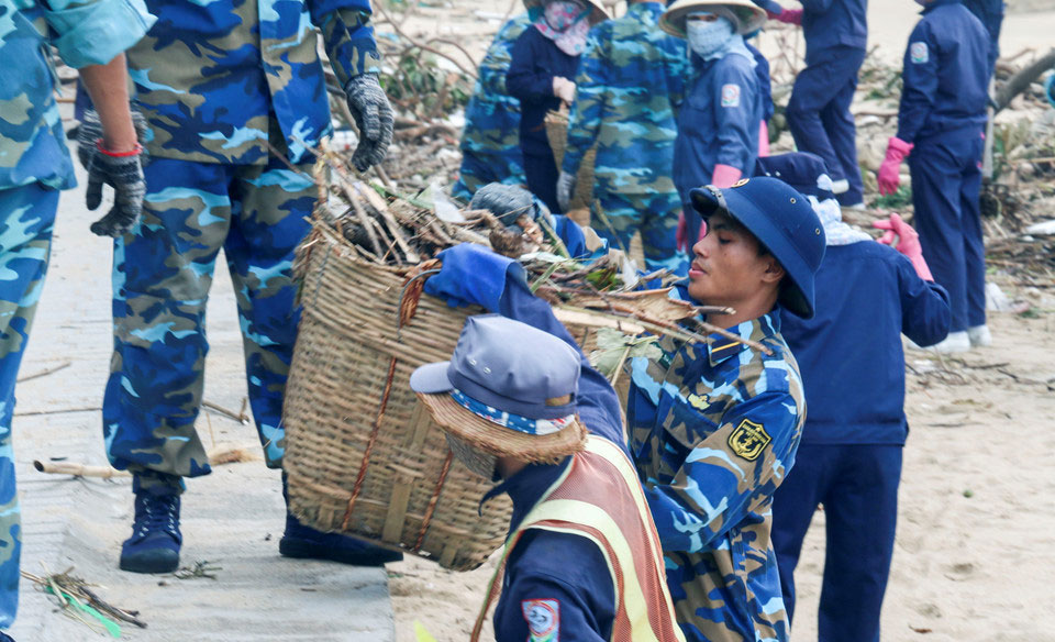 3 ngày sau bão, Nha Trang vẫn ngổn ngang