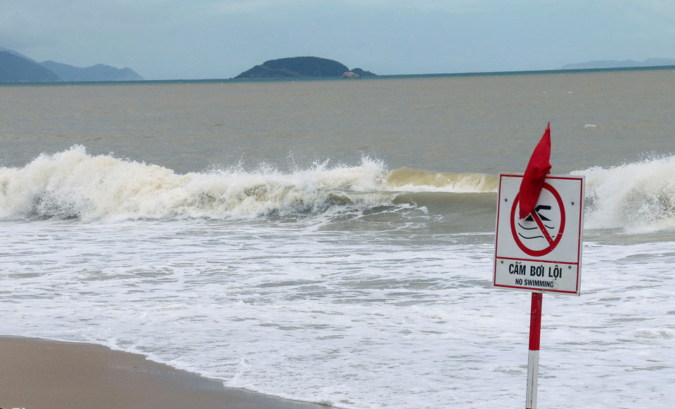 3 ngày sau bão, Nha Trang vẫn ngổn ngang