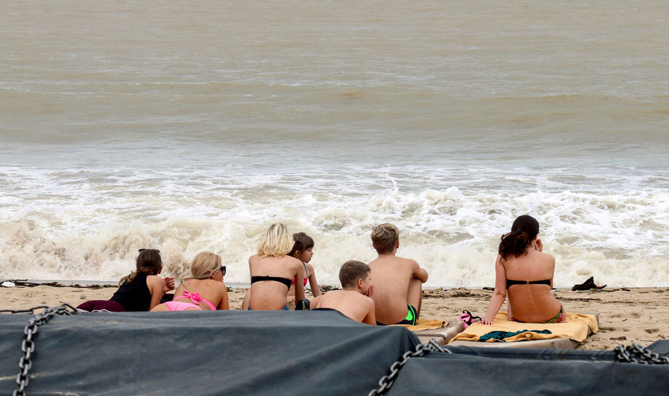 3 ngày sau bão, Nha Trang vẫn ngổn ngang