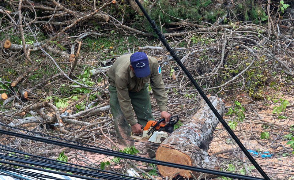 3 ngày sau bão, Nha Trang vẫn ngổn ngang