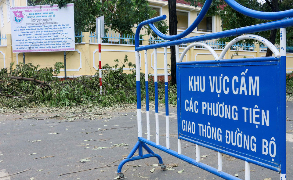 3 ngày sau bão, Nha Trang vẫn ngổn ngang