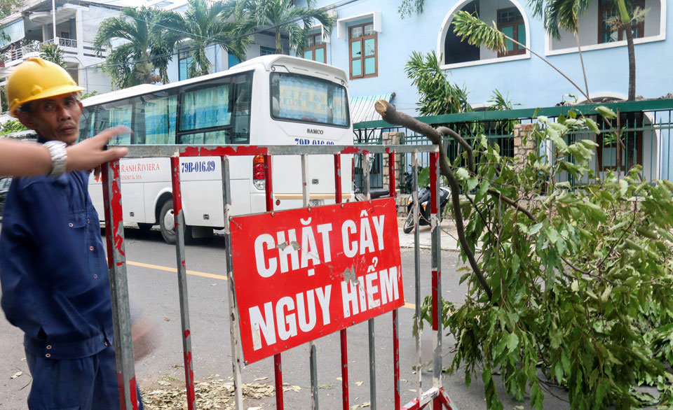3 ngày sau bão, Nha Trang vẫn ngổn ngang