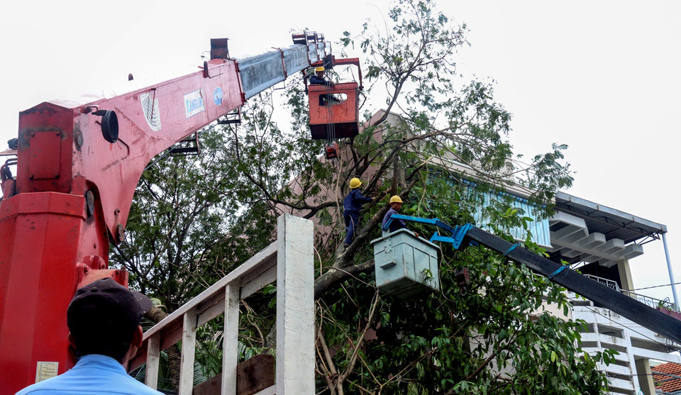 3 ngày sau bão, Nha Trang vẫn ngổn ngang