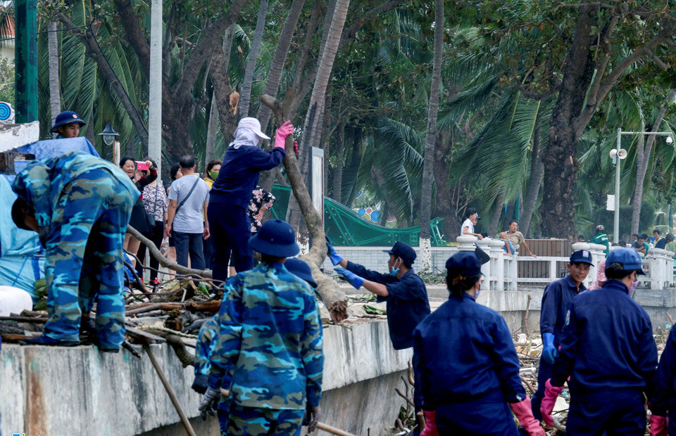 3 ngày sau bão, Nha Trang vẫn ngổn ngang