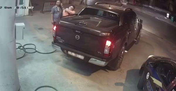 Mải nghe điện thoại quên thu tiền xăng của khách, nhân viên cây xăng bị dân mạng ném đá