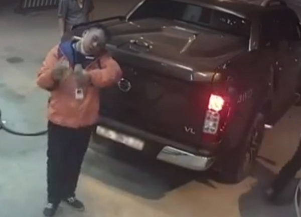 Mải nghe điện thoại quên thu tiền xăng của khách, nhân viên cây xăng bị dân mạng ném đá