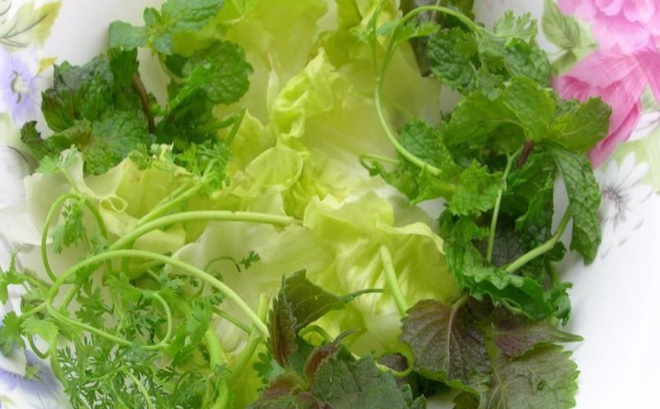 Rau sống ngâm nước muối loãng an toàn đến đâu?