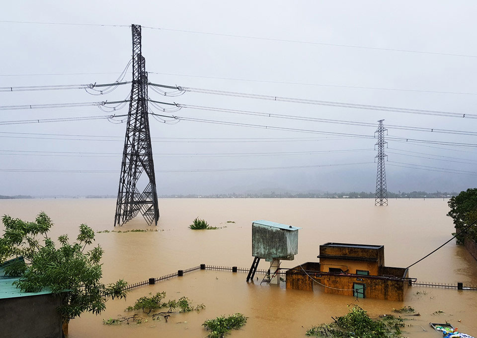 Người dân vùng rốn lũ oằn mình dọn bùn non
