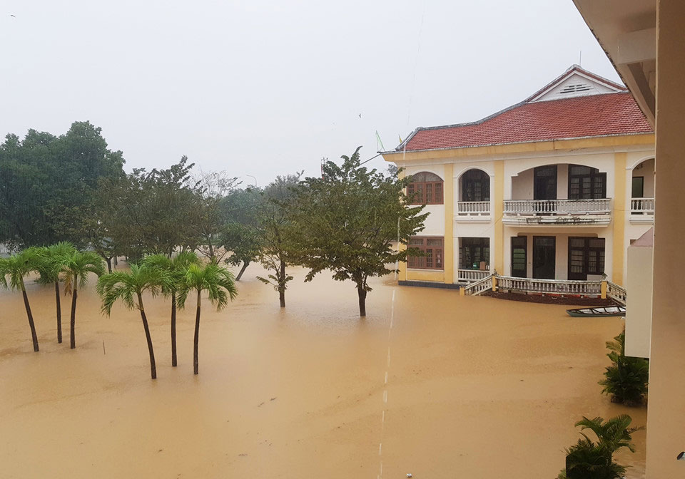 Người dân vùng rốn lũ oằn mình dọn bùn non