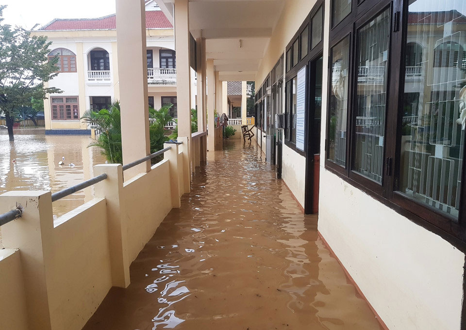 Người dân vùng rốn lũ oằn mình dọn bùn non