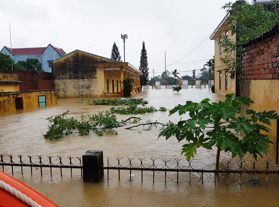 Người dân vùng rốn lũ oằn mình dọn bùn non