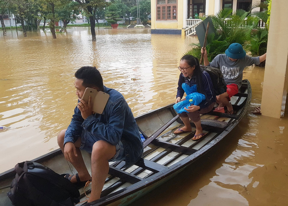 Người dân vùng rốn lũ oằn mình dọn bùn non
