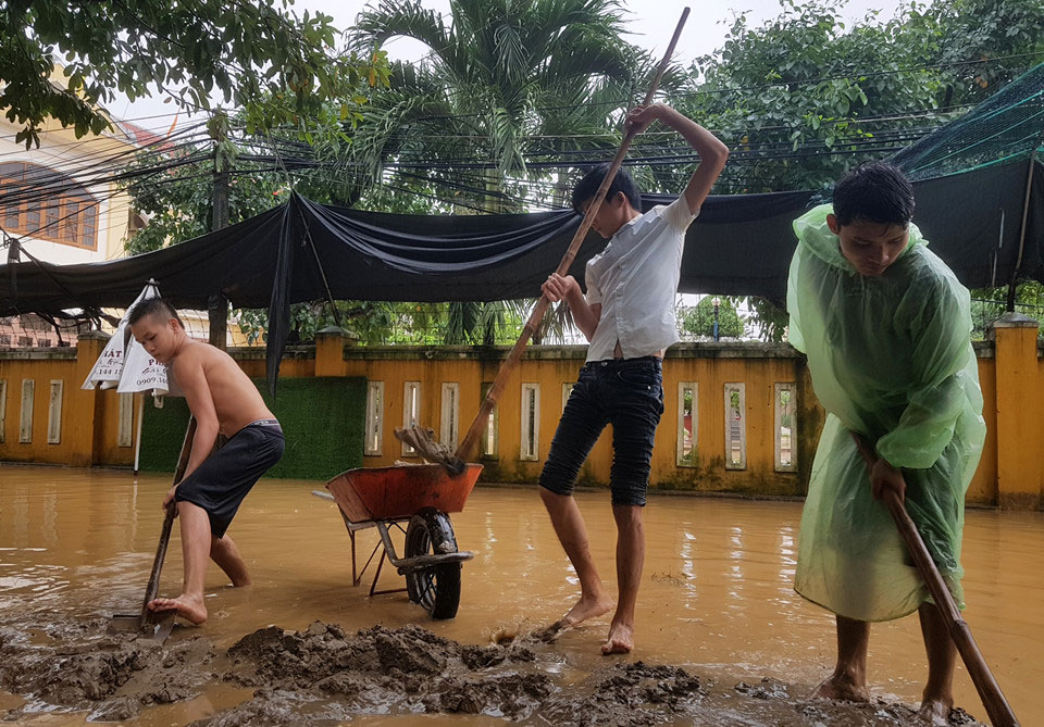 Người dân vùng rốn lũ oằn mình dọn bùn non