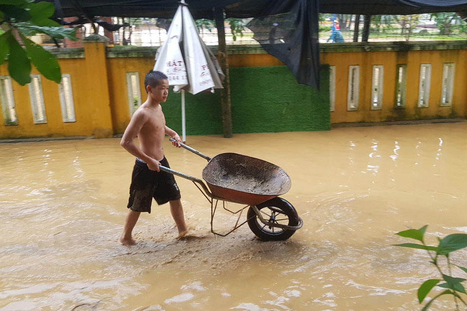 Người dân vùng rốn lũ oằn mình dọn bùn non