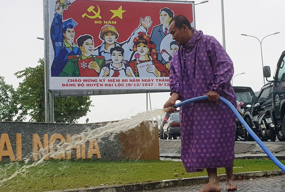 Người dân vùng rốn lũ oằn mình dọn bùn non