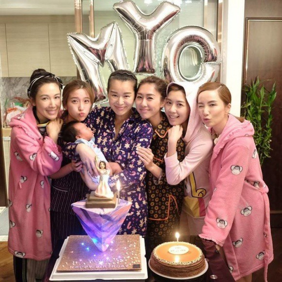 Hồ Hạnh Nhi rủ bạn bè diện đồ ngủ, tổ chức sinh nhật mừng tuổi 38 Hồ Hạnh Nhi rủ bạn bè diện đồ ngủ, tổ chức sinh nhật mừng tuổi 38