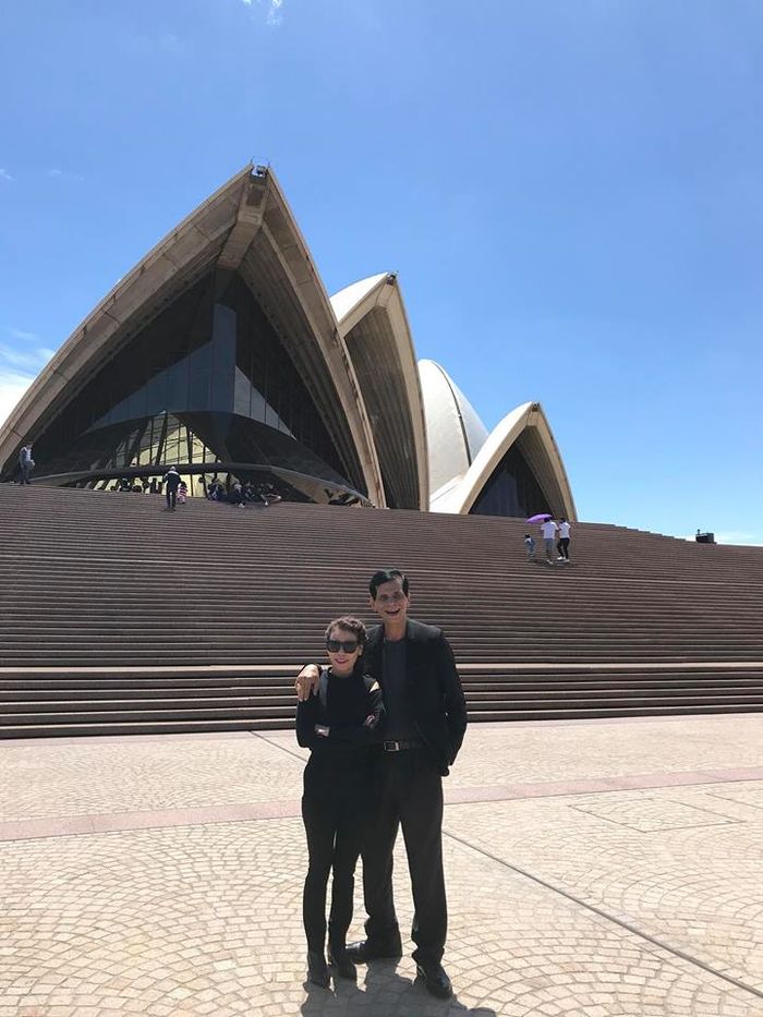 Mẹ Hồ Ngọc Hà trồng chuối ở tuổi U60 gây chú ý trên đường phố Úc