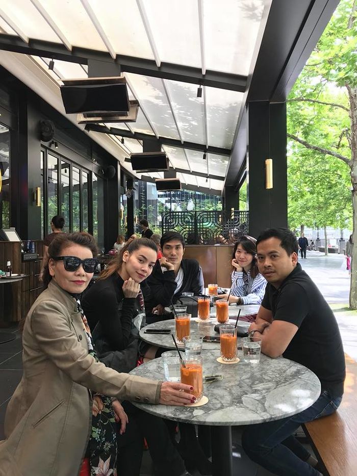 Mẹ Hồ Ngọc Hà trồng chuối ở tuổi U60 gây chú ý trên đường phố Úc