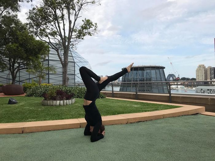 Mẹ Hồ Ngọc Hà trồng chuối ở tuổi U60 gây chú ý trên đường phố Úc