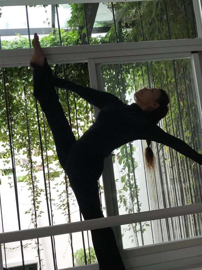 Mẹ Hồ Ngọc Hà trồng chuối ở tuổi U60 gây chú ý trên đường phố Úc