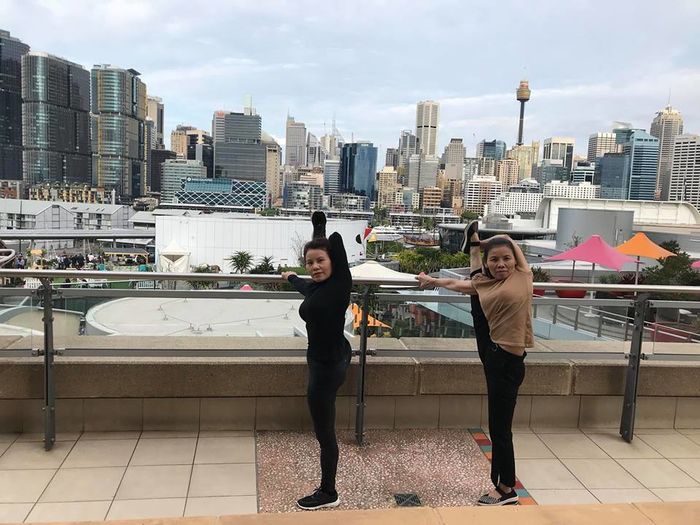 Mẹ Hồ Ngọc Hà trồng chuối ở tuổi U60 gây chú ý trên đường phố Úc