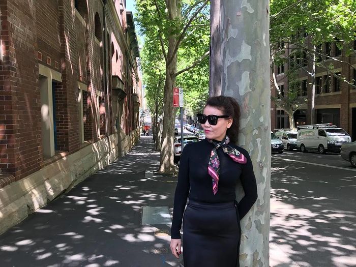 Mẹ Hồ Ngọc Hà trồng chuối ở tuổi U60 gây chú ý trên đường phố Úc