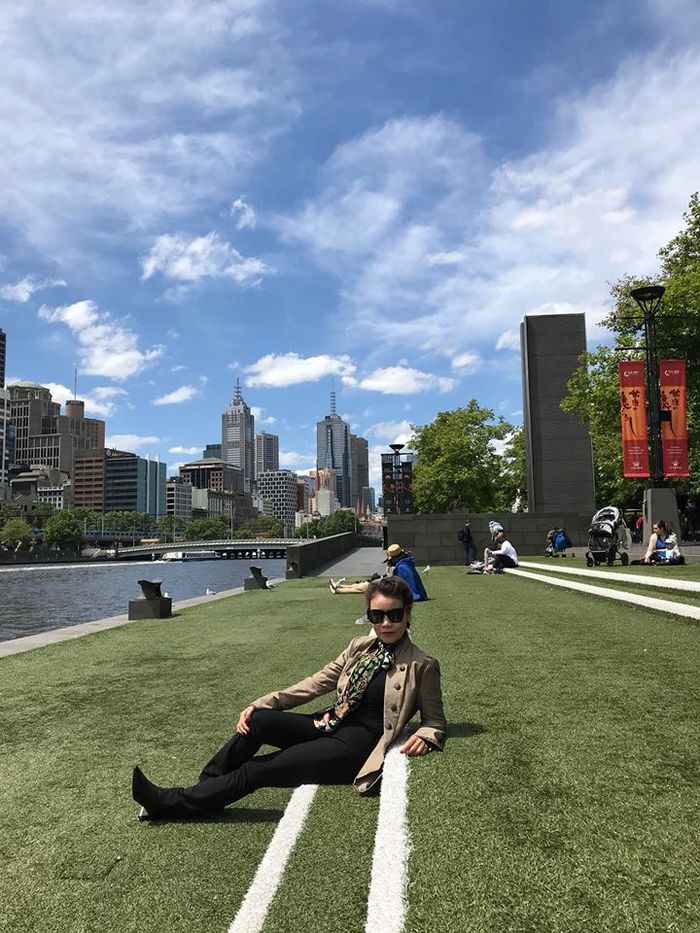 Mẹ Hồ Ngọc Hà trồng chuối ở tuổi U60 gây chú ý trên đường phố Úc