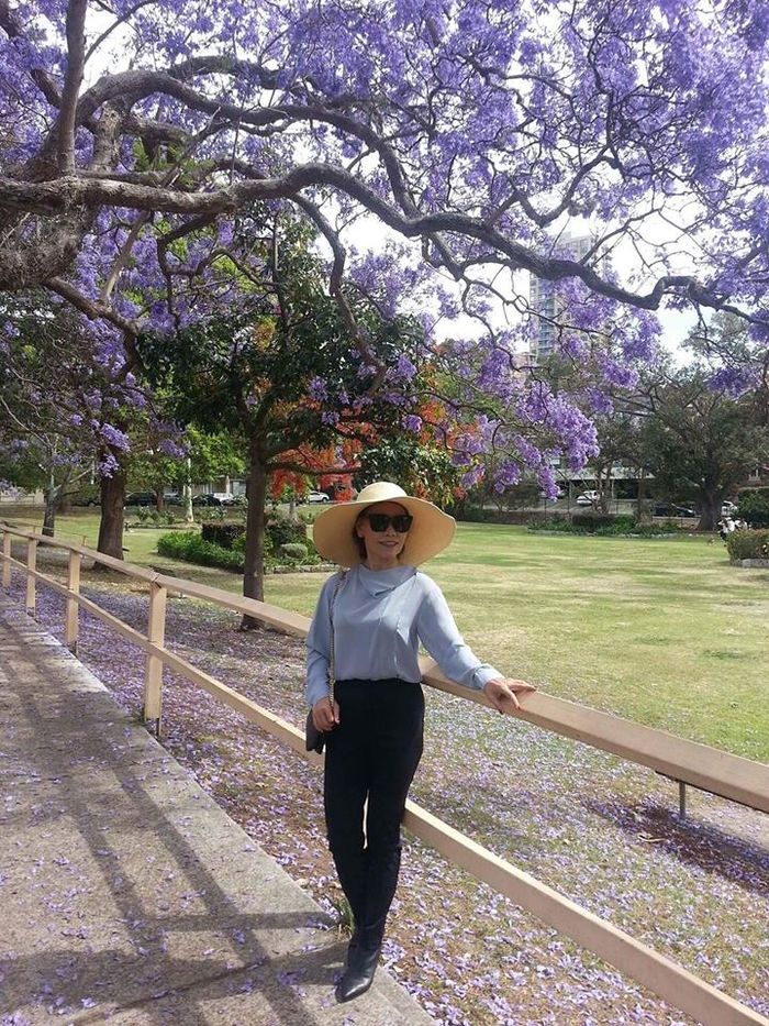 Mẹ Hồ Ngọc Hà trồng chuối ở tuổi U60 gây chú ý trên đường phố Úc