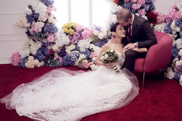 Kha Mỹ Vân rạng ngời hạnh phúc trong loạt ảnh cưới với chồng ngoại quốc